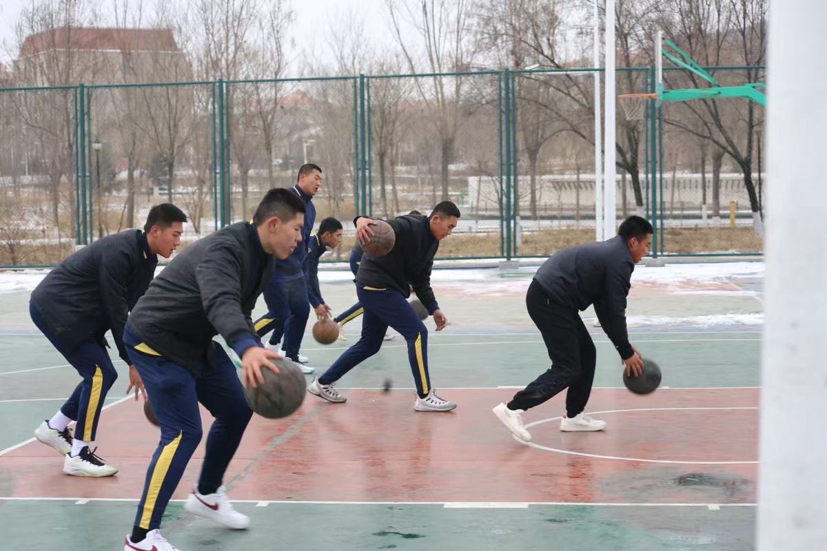 刻苦训练篮球时如何避免受伤的建议_1